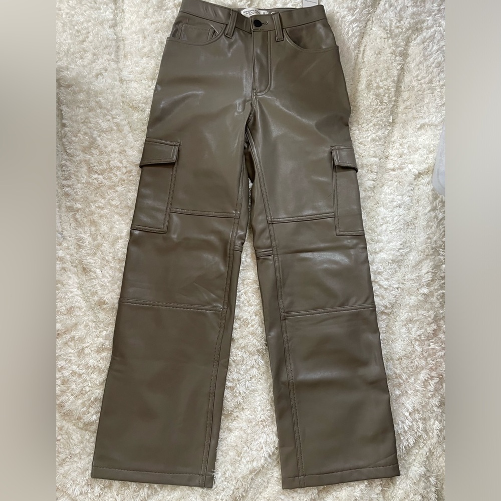 Abercrombie and Fitch NWT vegan leather 90s relaxed high rise jeans. 0/25 short